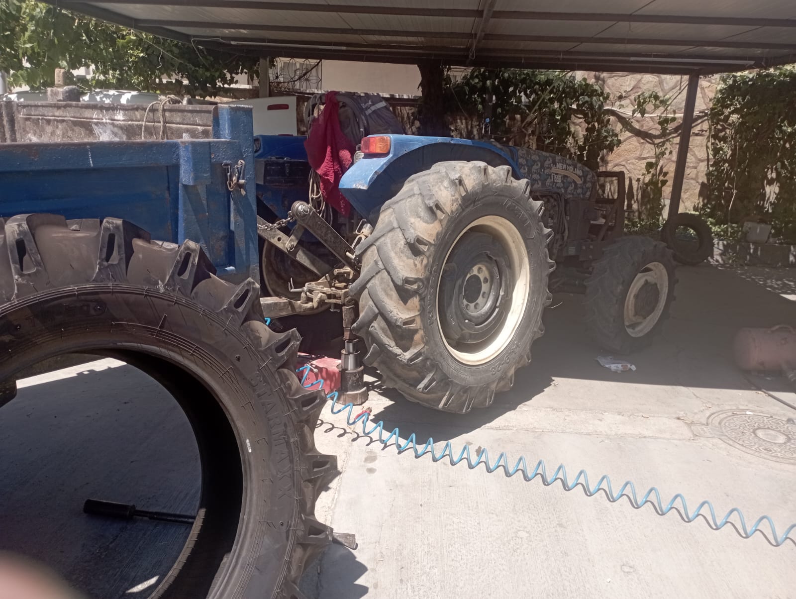 İzmir yol kenarında stepne değişimi yapan mobil lastikçi